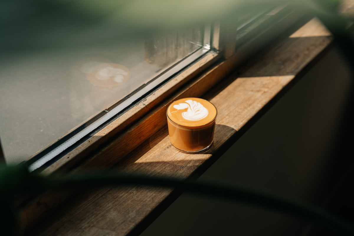 Rooipresso rooibos-cappuccino bij het raam, Swan latte art